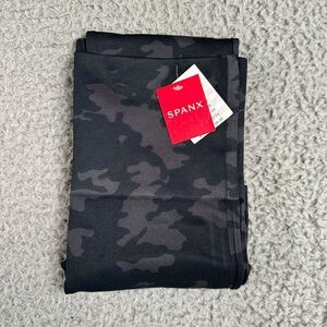 Spanx Look At Me Now Leggings Women's Large Camo‎ Seamless Textured Knit New